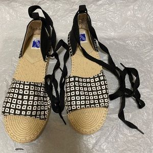 Sandals with tie size 9